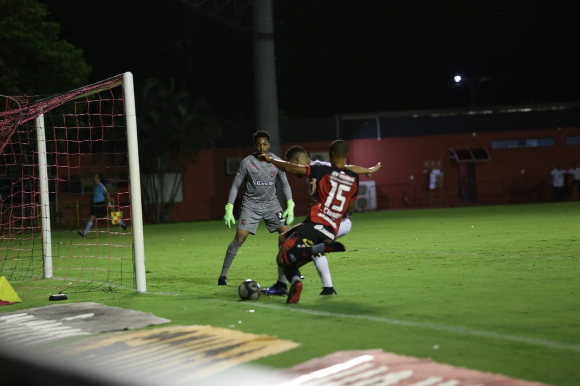 Vitória goleia o Brasil de Pelotas e se afasta do Z4