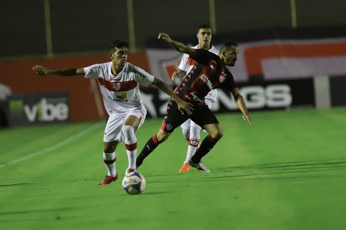 Vitória adia permanência e empata com CRB em duelo de quatro gols