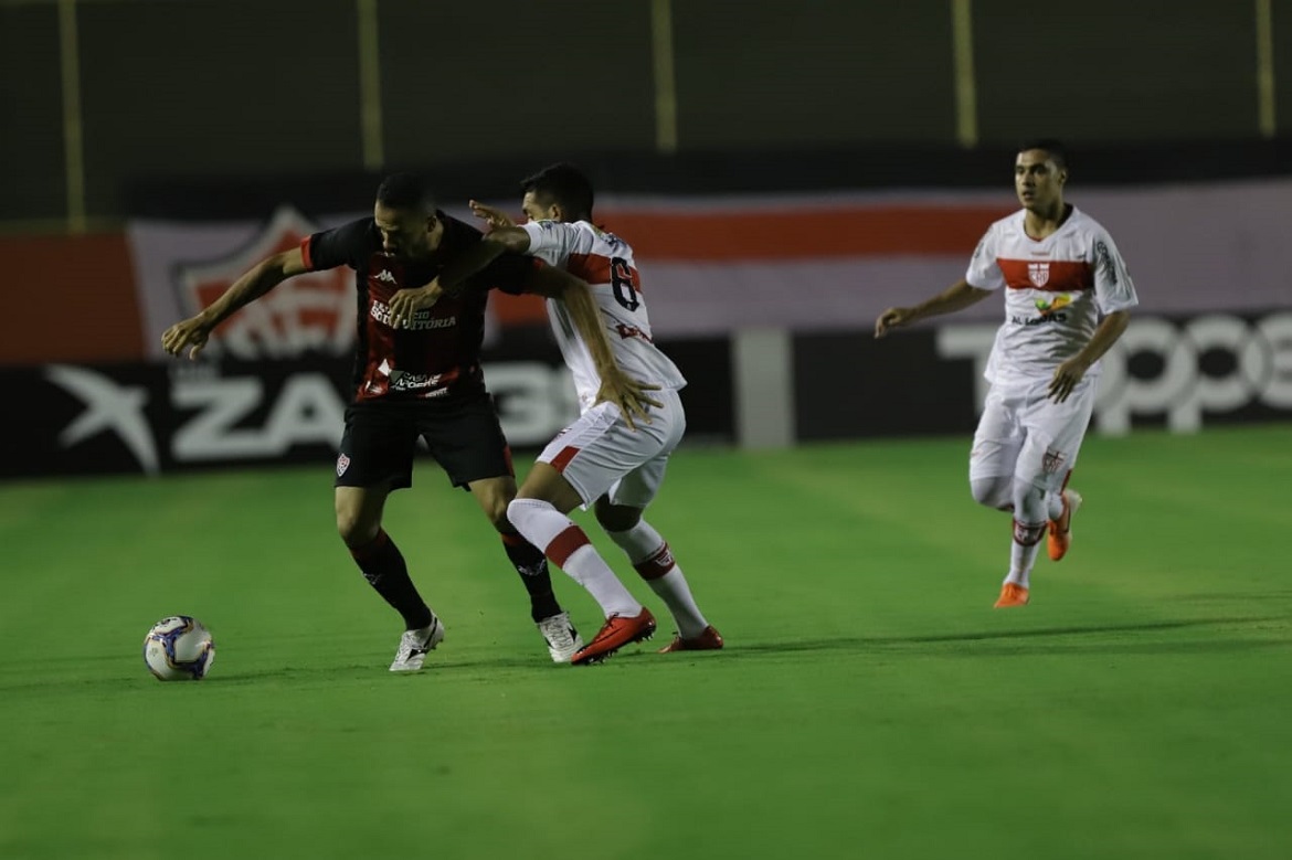 Vitória adia permanência e empata com CRB em duelo de quatro gols