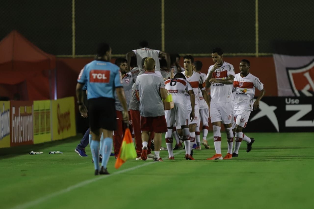 Vitória adia permanência e empata com CRB em duelo de quatro gols