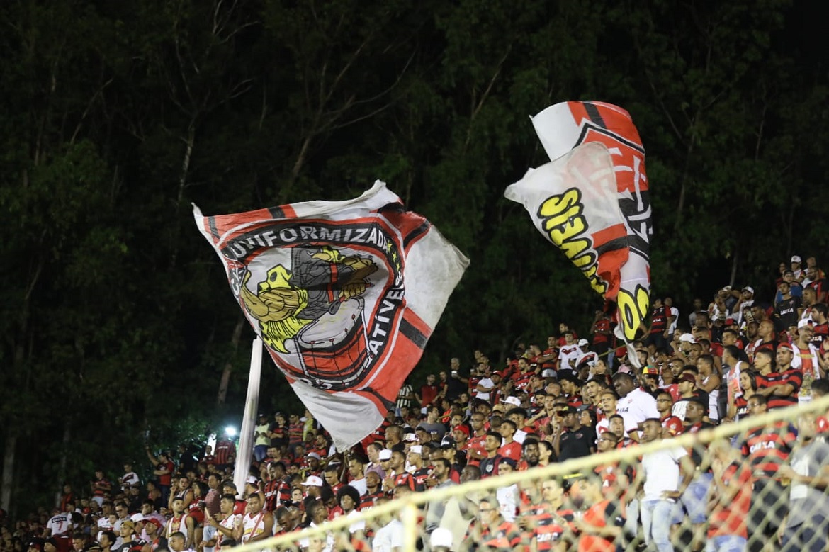 Vitória adia permanência e empata com CRB em duelo de quatro gols