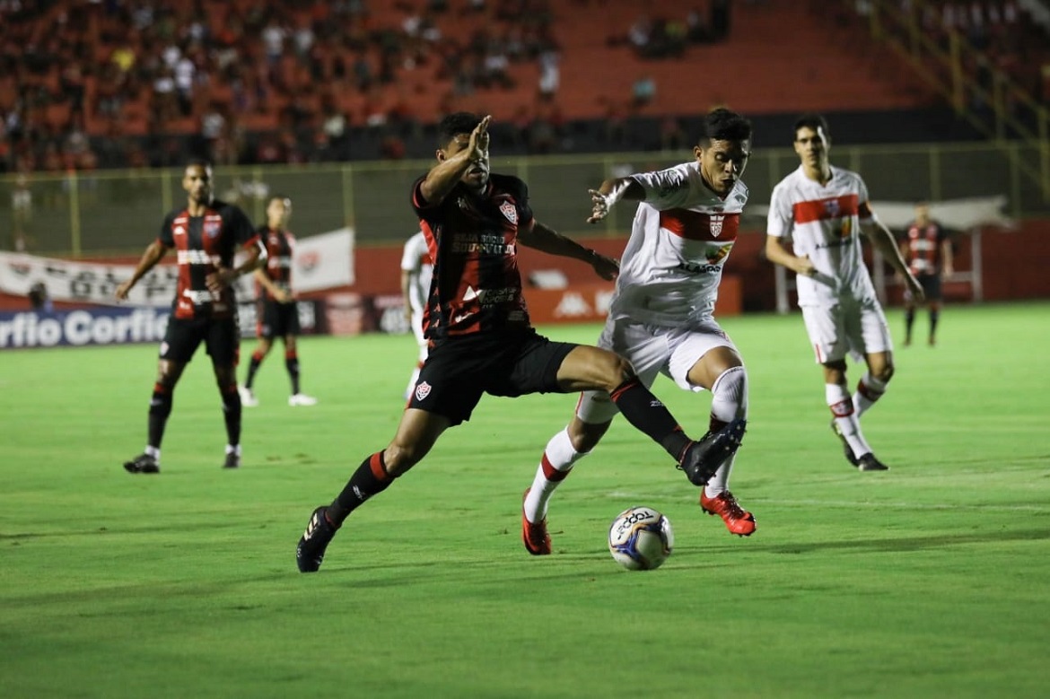 Vitória adia permanência e empata com CRB em duelo de quatro gols