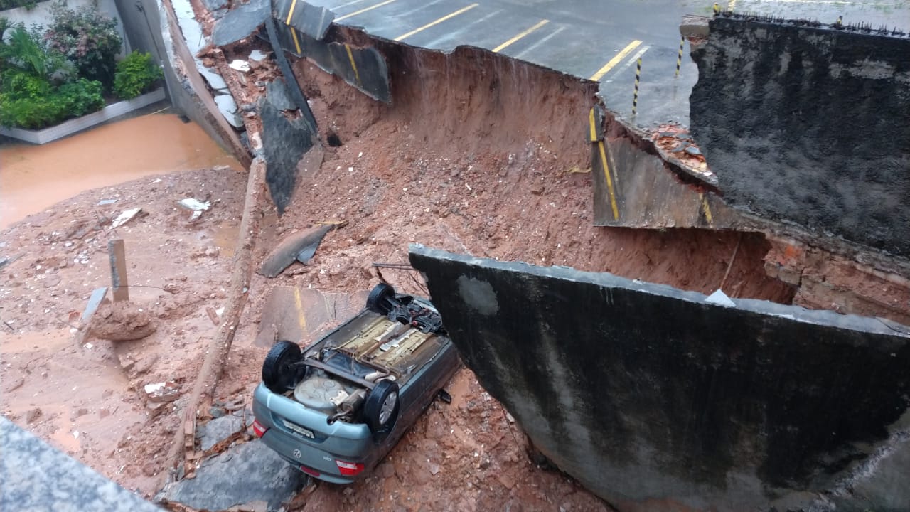 Imagem ilustrativa da imagem Estacionamento de prédio desaba e carros ficam soterrados