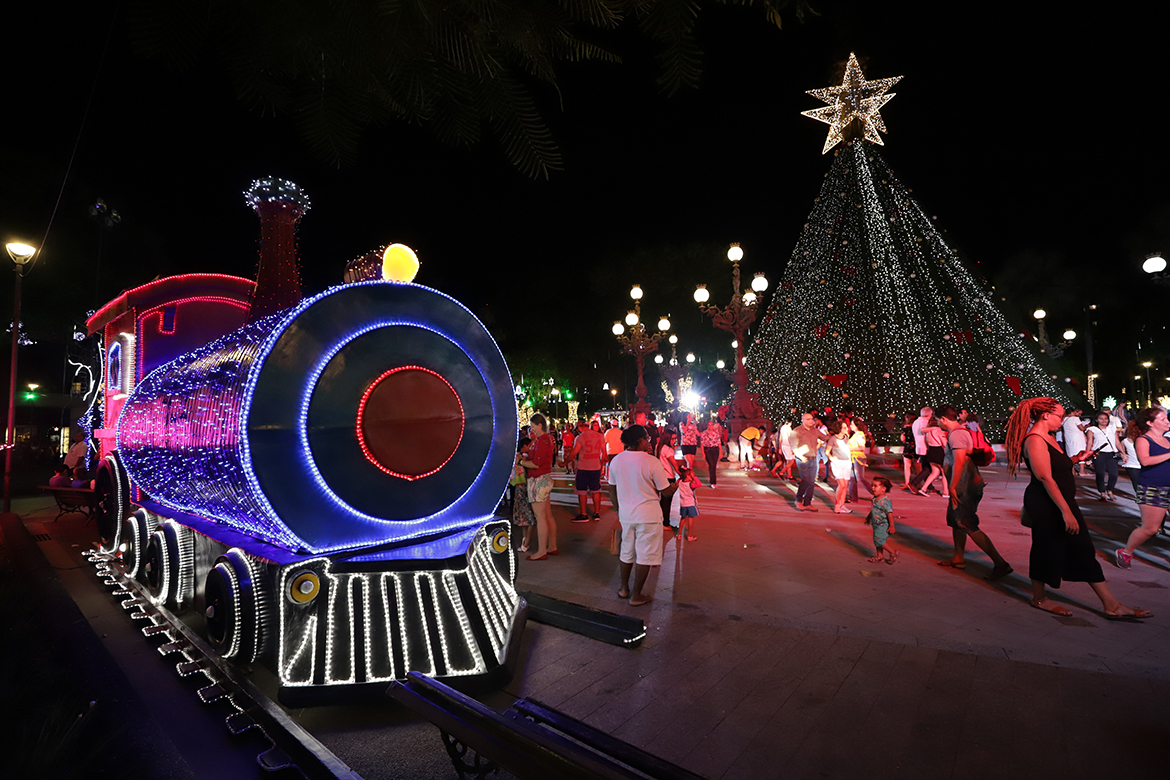 "A cidade se transforma", diz ACM Neto sobre decoração de Natal