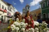 De vermelho e branco, fiéis reforçam devoção à Santa Bárbara