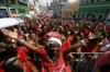 De vermelho e branco, fiéis reforçam devoção à Santa Bárbara