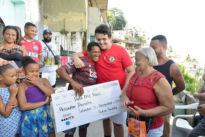 Estudante Pedro Portelo mobilizou uma campanha internacional para realizar doação ao pescador | Foto: Shirley Stolze | Ag A TARDE