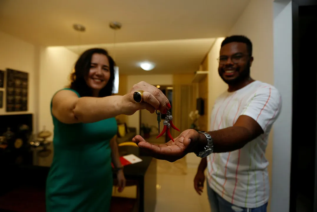 Com a ajuda da corretora Iolanda, Ruan, de 21 anos, busca apartamento para mudar de Candeias para Salvador | Foto: Rafael Martins | Ag. A TARDE