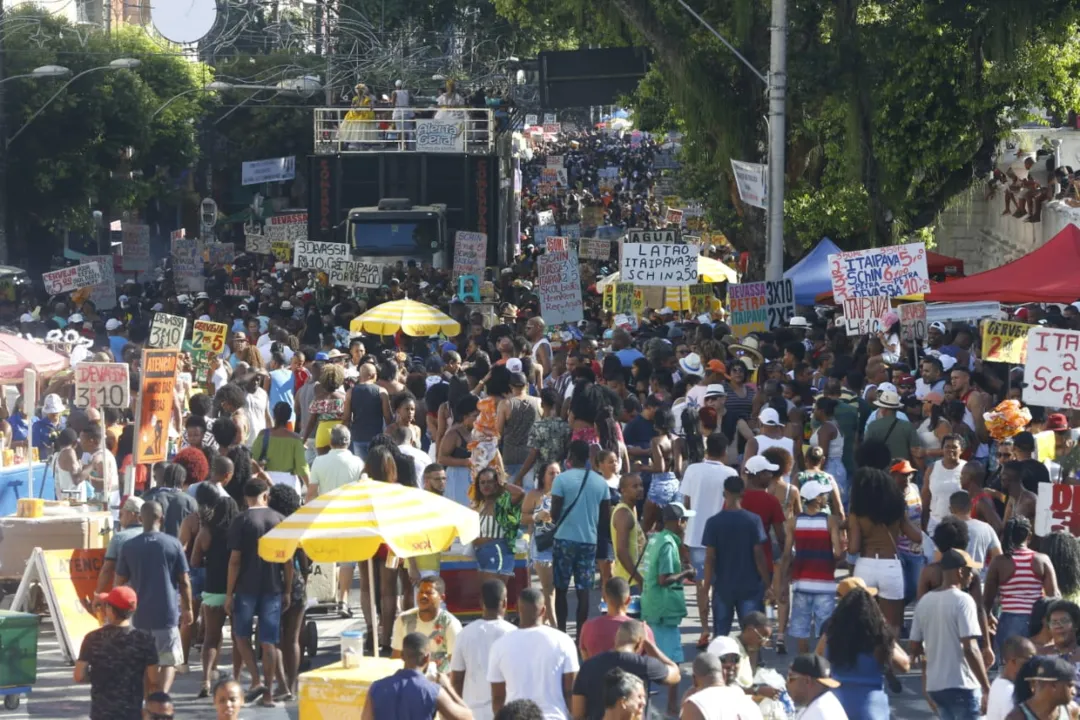 Amantes do samba saíram da concentração no Campo Grande até a Praça Castro Alves | Foto: Rafael Martins | Ag. A TARDE