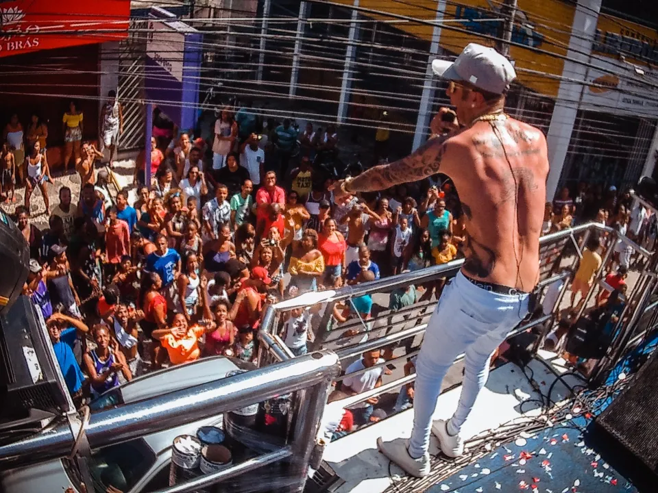 Durante toda o trajeto, o cantor relembrou histórias em cada rua que passava | Foto: Divulgação | João Victor