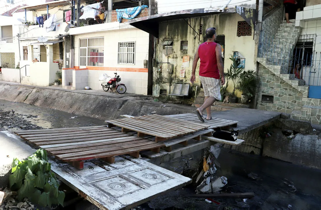 No Vale do Matatu, Cosme de Farias, moradores sofrem com o mau cheiro de esgotos correndo a céu aberto | Foto: Uendel Galter | Ag. A TARDE