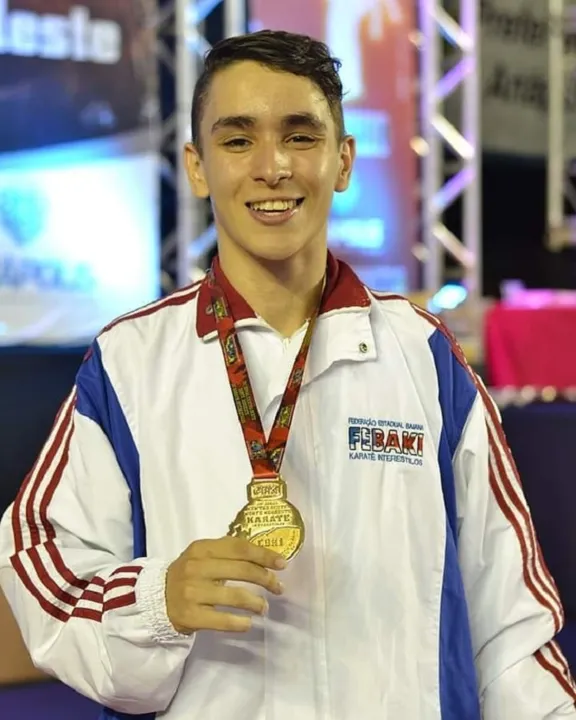 Iago Taurino, 18, do quinto período de Engenharia Mecânica na Pitágoras Teixeira de Freitas, conquistou o bicampeonato brasileiro do 26º Campeonato Brasileiro de Karatê Interestilos.