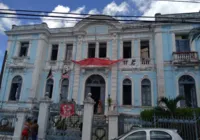 Prédio do antigo Hospital Couto Maia é desocupado em ação da Polícia Militar