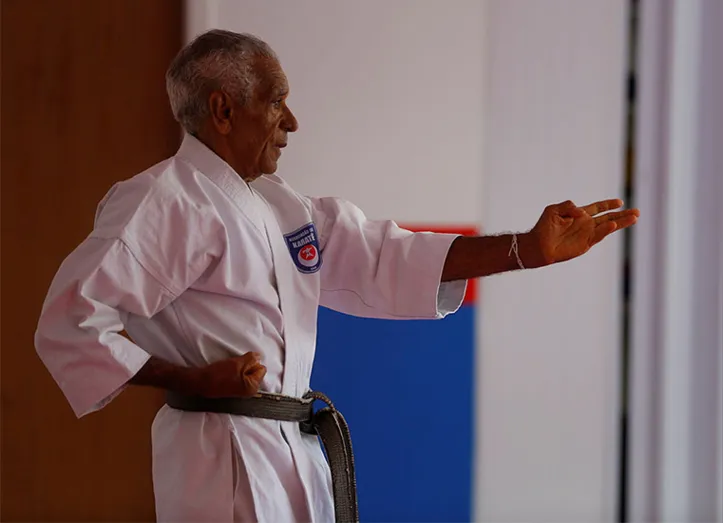 Imagem ilustrativa da imagem Lutador de karatê de 82 anos mostra exemplo de vida voltada para o esporte