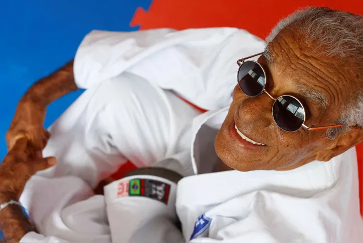 Imagem ilustrativa da imagem Lutador de karatê de 82 anos mostra exemplo de vida voltada para o esporte