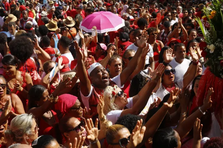 De vermelho e branco, fiéis reforçam devoção à Santa Bárbara