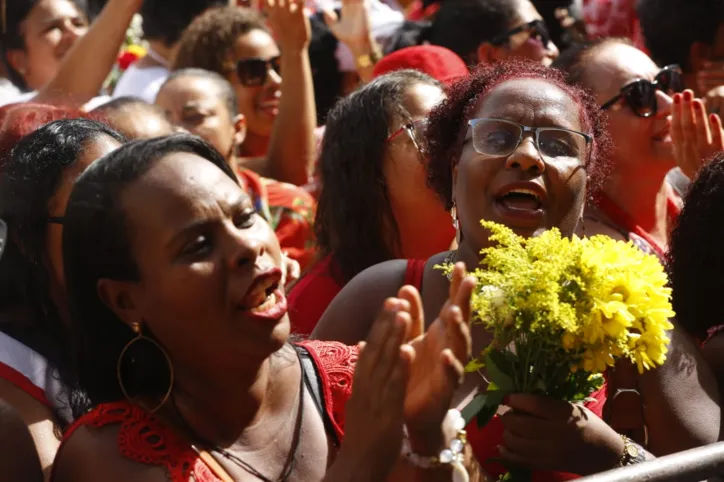 De vermelho e branco, fiéis reforçam devoção à Santa Bárbara