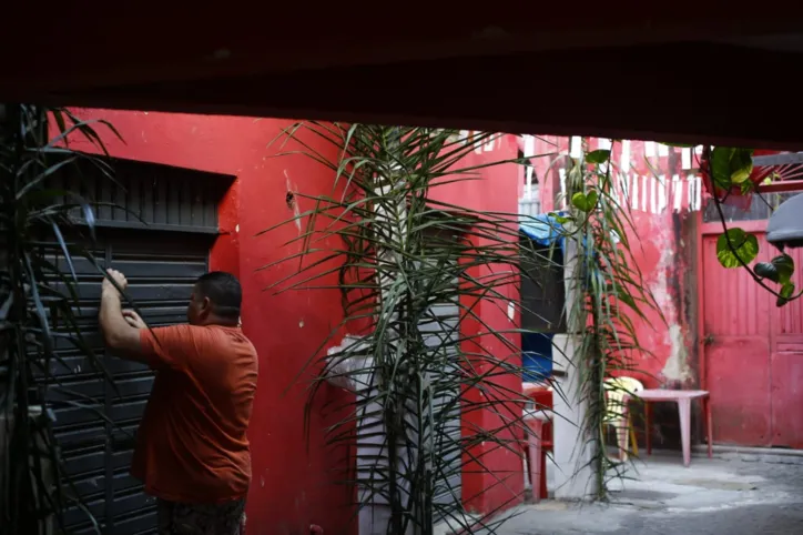 De vermelho e branco, fiéis reforçam devoção à Santa Bárbara