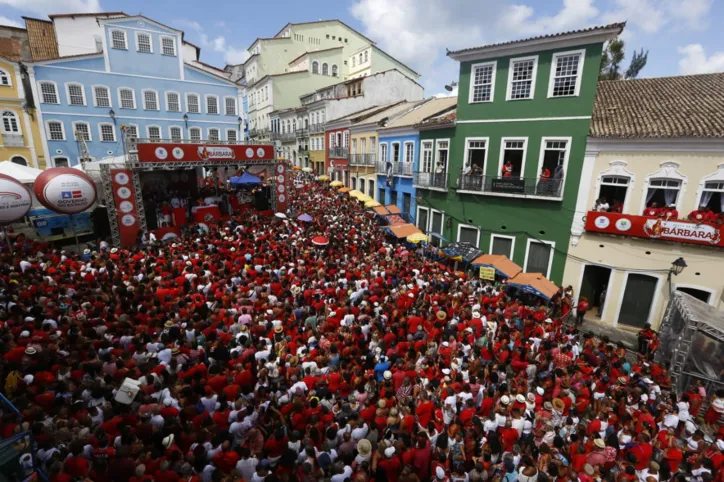 De vermelho e branco, fiéis reforçam devoção à Santa Bárbara