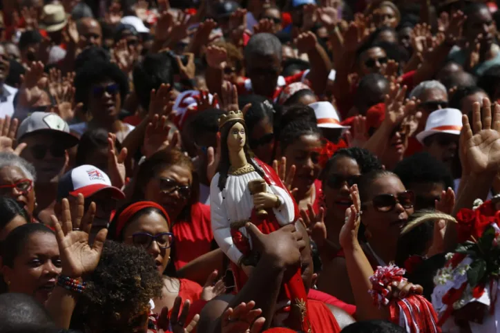 De vermelho e branco, fiéis reforçam devoção à Santa Bárbara