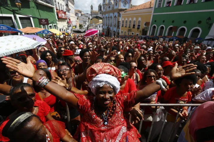 De vermelho e branco, fiéis reforçam devoção à Santa Bárbara