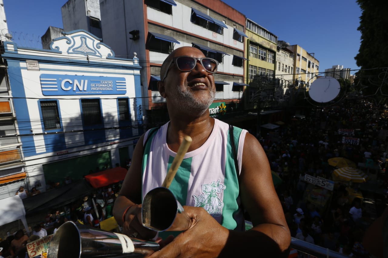 Milhares de baianos celebram o Dia do Samba com caminhada em Salvador