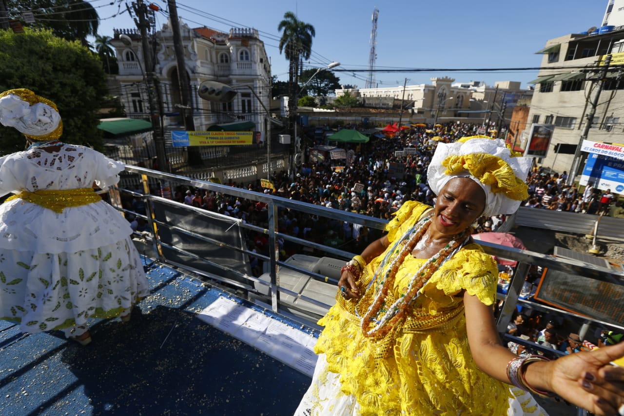 Milhares de baianos celebram o Dia do Samba com caminhada em Salvador