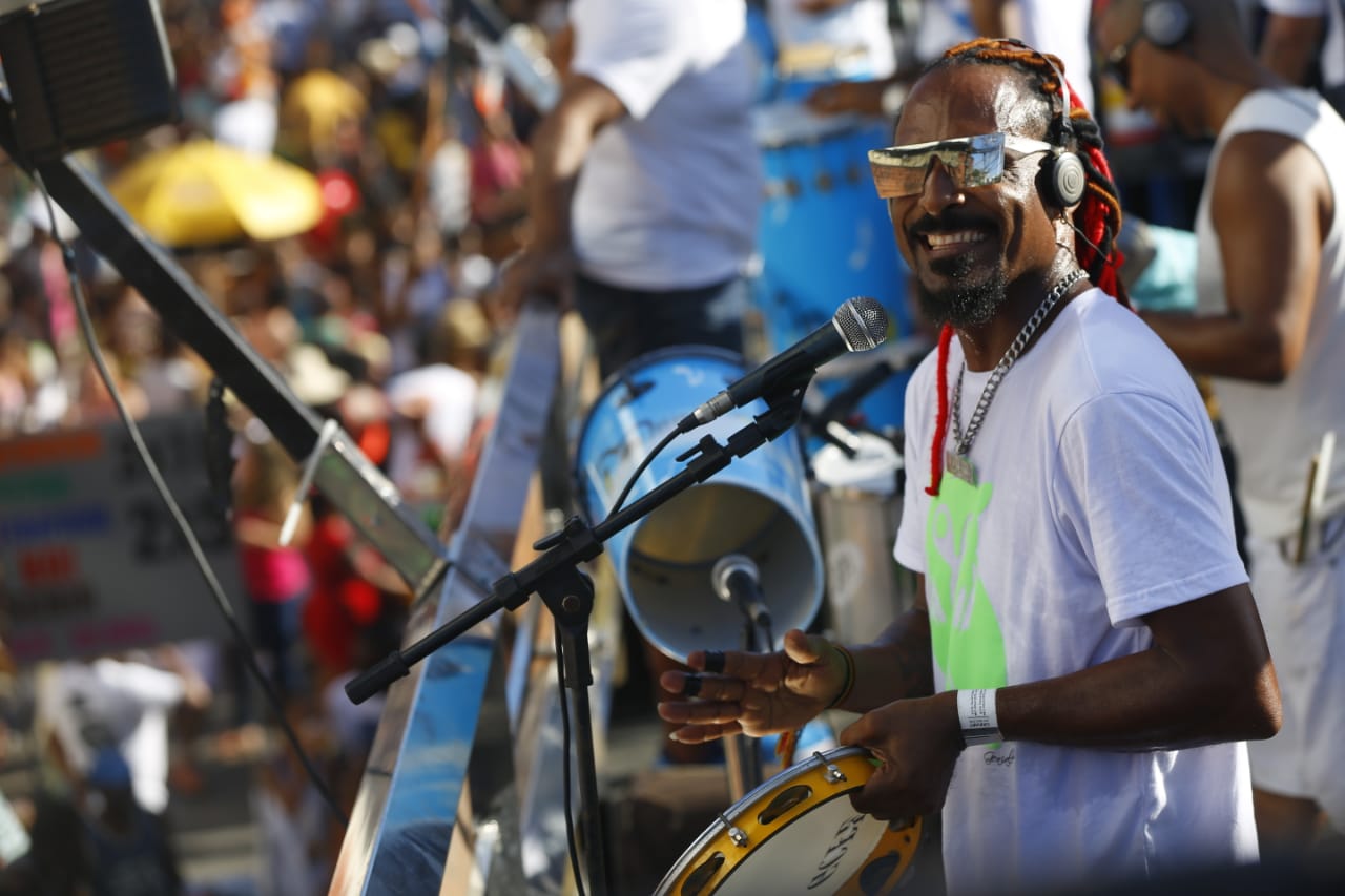 Milhares de baianos celebram o Dia do Samba com caminhada em Salvador