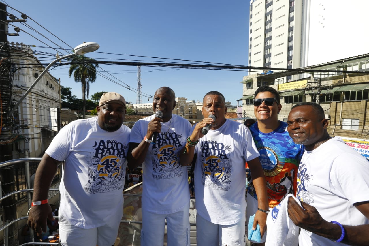 Milhares de baianos celebram o Dia do Samba com caminhada em Salvador