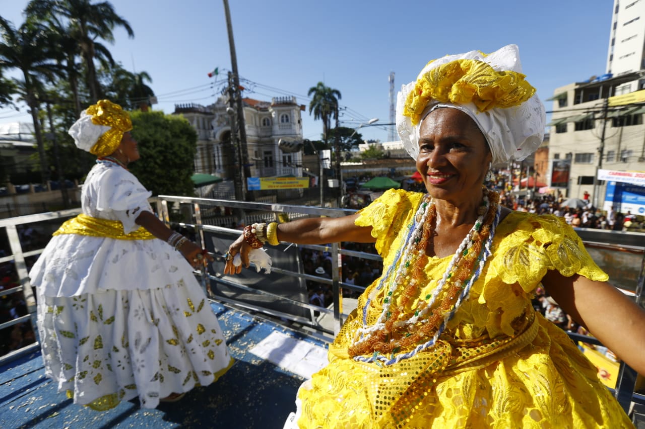 Milhares de baianos celebram o Dia do Samba com caminhada em Salvador