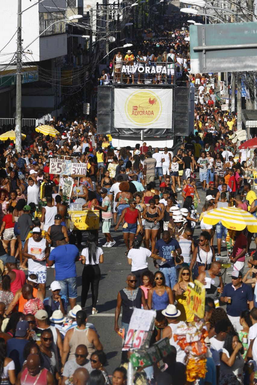 Milhares de baianos celebram o Dia do Samba com caminhada em Salvador