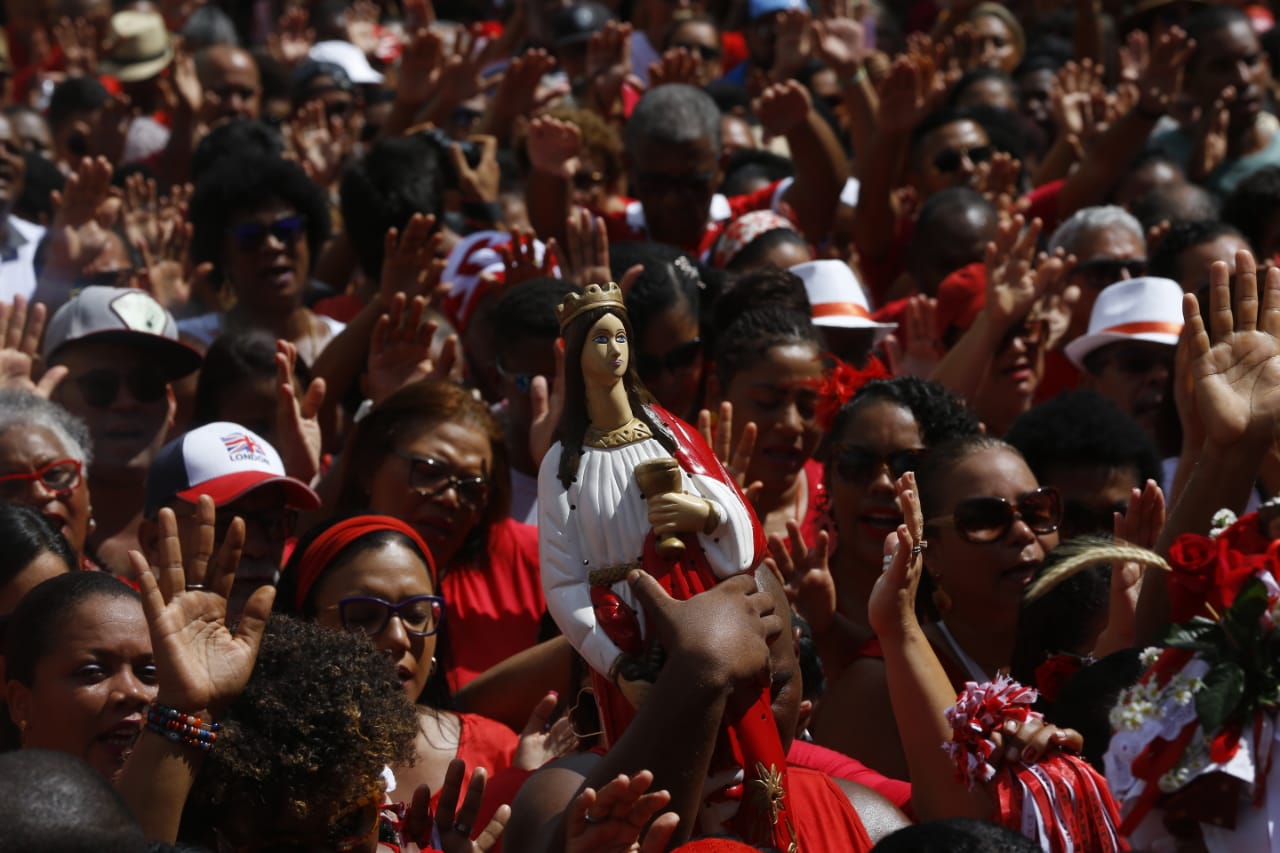 De vermelho e branco, fiéis reforçam devoção à Santa Bárbara