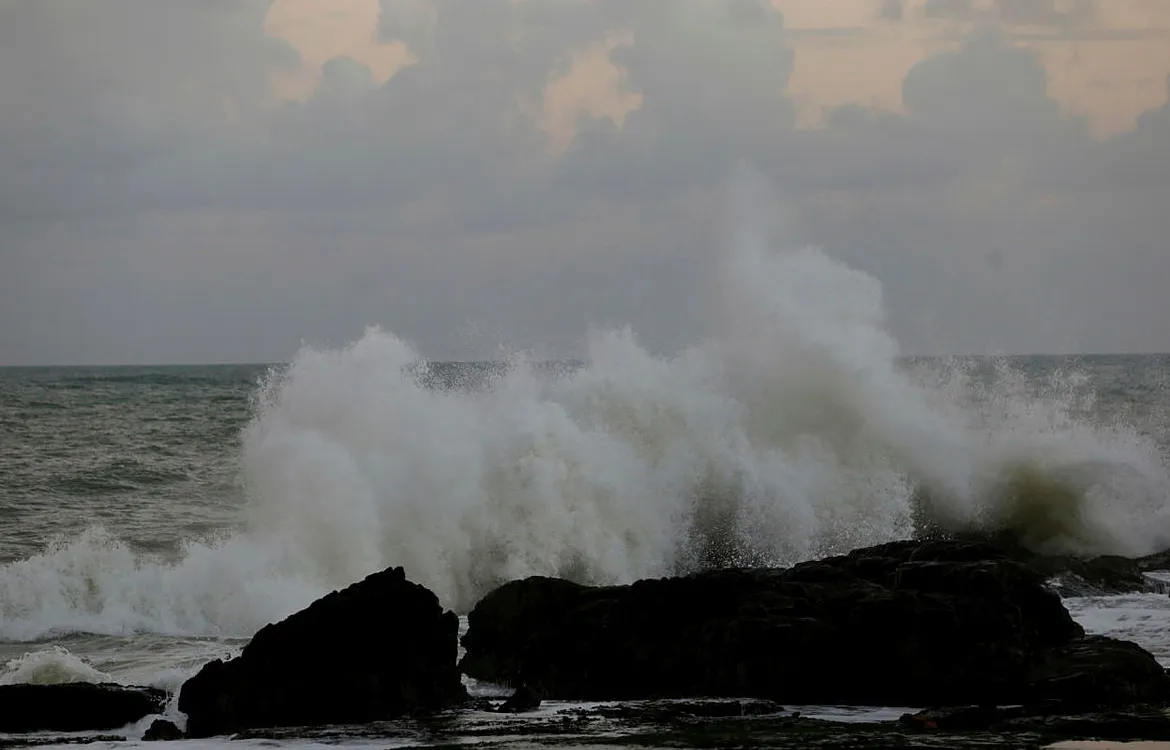 A intensidade dos ventos podem chegar até 60 km/h (33 nós), na faixa litorânea do estado da Bahia, entre Caravelas e Salvador | Foto: Raphael Müller | Ag. A TARDE