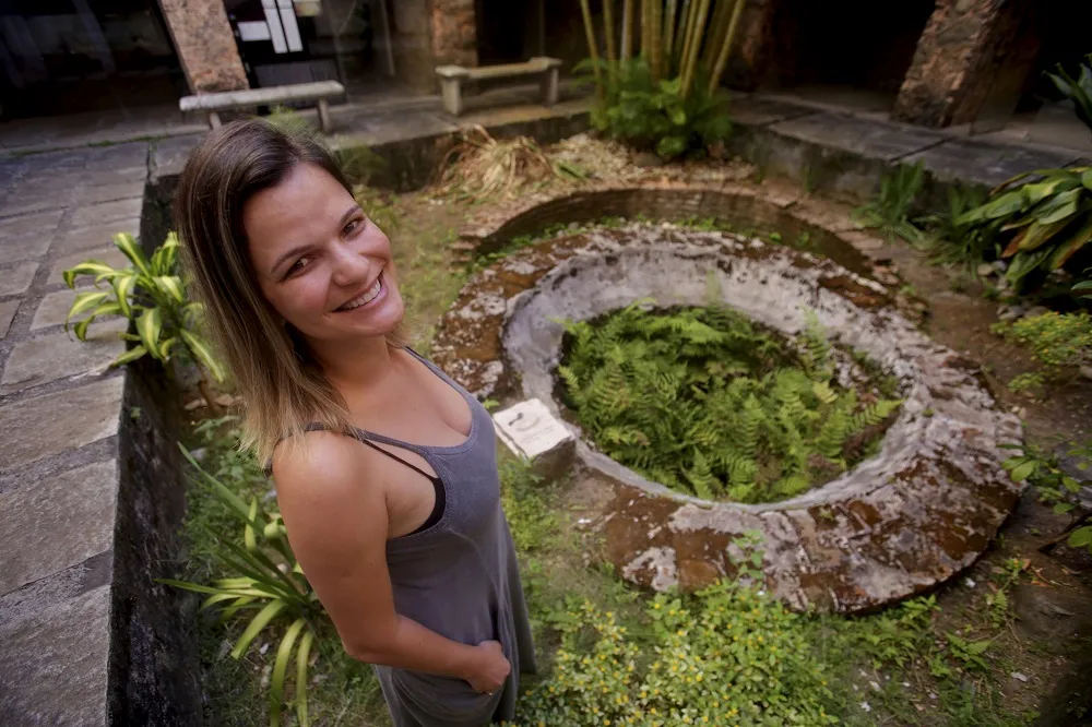 Arqueóloga Tainã Alcântara, no pátio do Museu de Arqueologia e Etnologia da Ufba