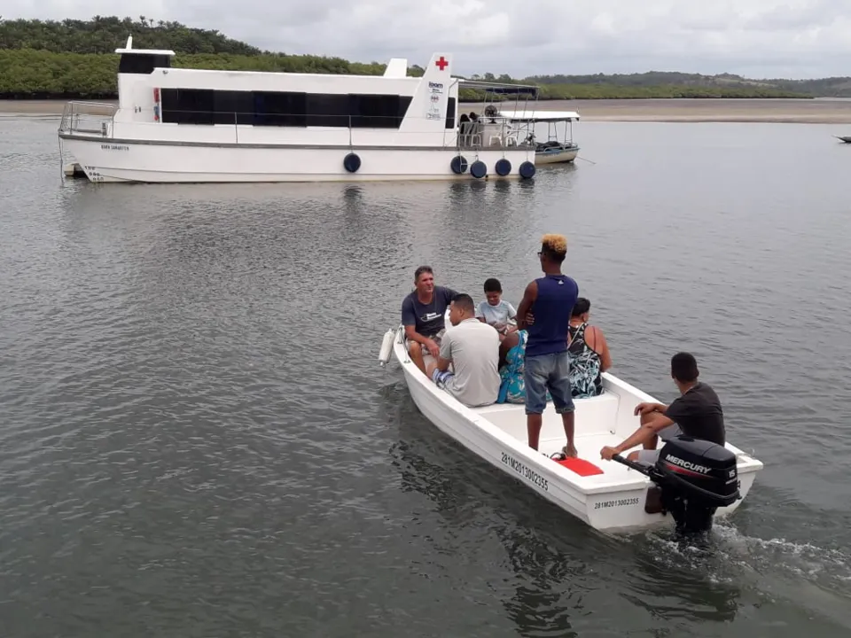 A embarcação possui dois consultórios médicos e dois odontológicos, além de uma farmácia, e realiza, desde 2006, atendimento médico e odontológico.
