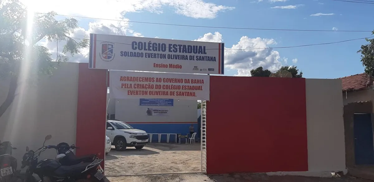 Em regime de colaboração, o prédio foi doado pela prefeitura e a estrutura conta com quatro salas de aula, laboratório de informática, biblioteca, quadra poliesportiva e área externa.