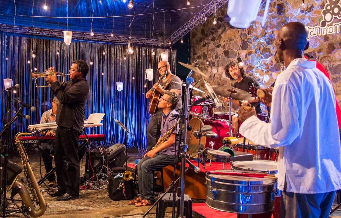 O grupo Geleia Solar (foto) e a pianista, flautista e arranjadora Debora Gurgel são as atrações da estreia do jazz em Praia do Forte.