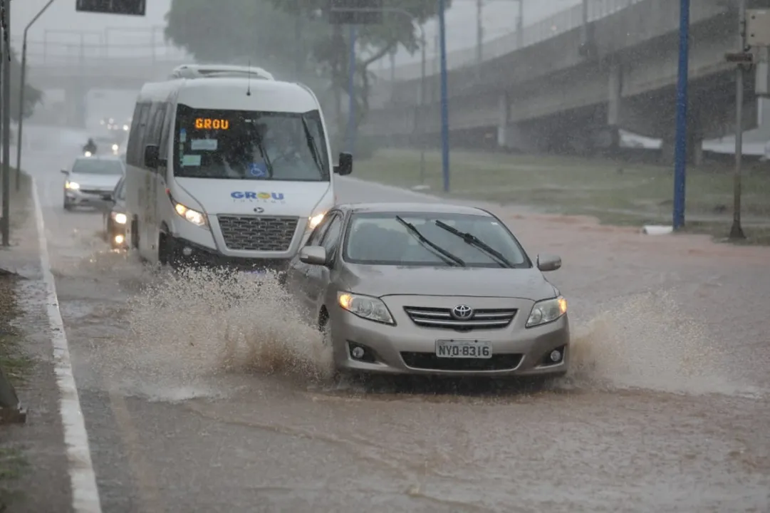 Depois de uma virada de ano mais tranquila, a chuva retornou com tudo na capital baiana | Foto: Raul Spinassé | Ag. A TARDE