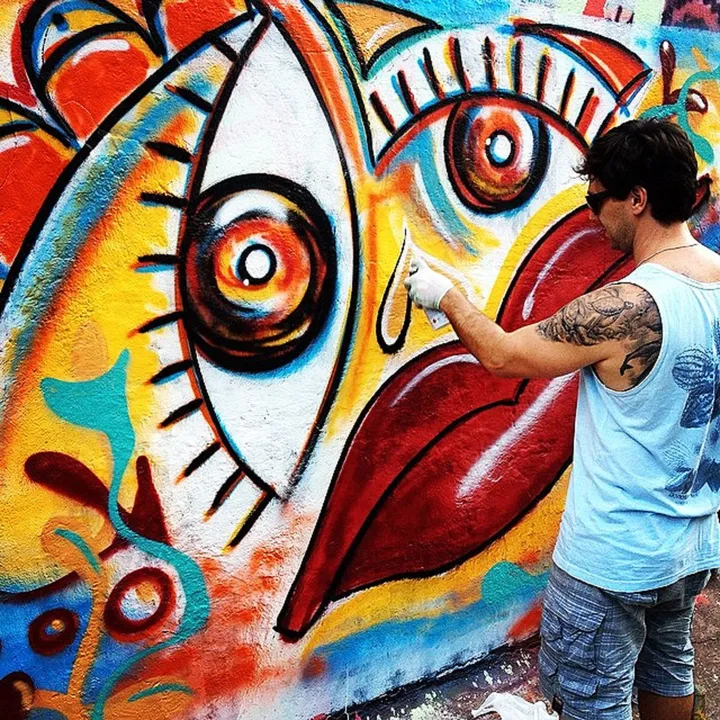 “É impactante demais ver um prédio inteiro pintado", diz o grafiteiro Galvão