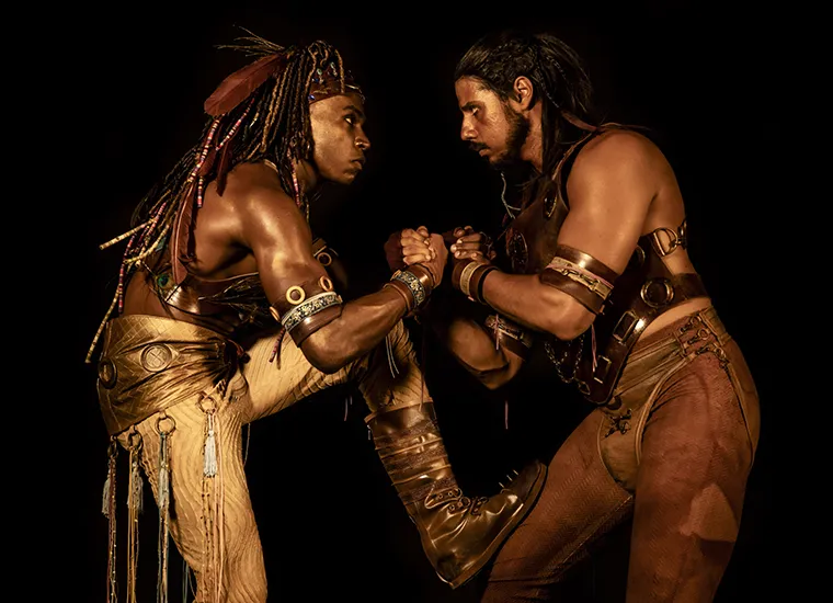 Peça conta o fabuloso encontro entre Krishna (Leandro Villa) e Arjuna (Daniel Farias) | Foto: Flora Negri | Divulgação