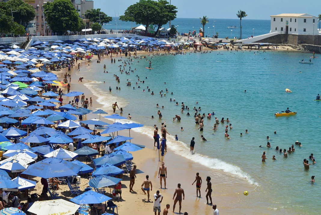 Durante a ação, o acesso à praia do Porto da Barra permanece controlado pelos fiscais | Foto: Shirley Stolze | Ag. A TARDE