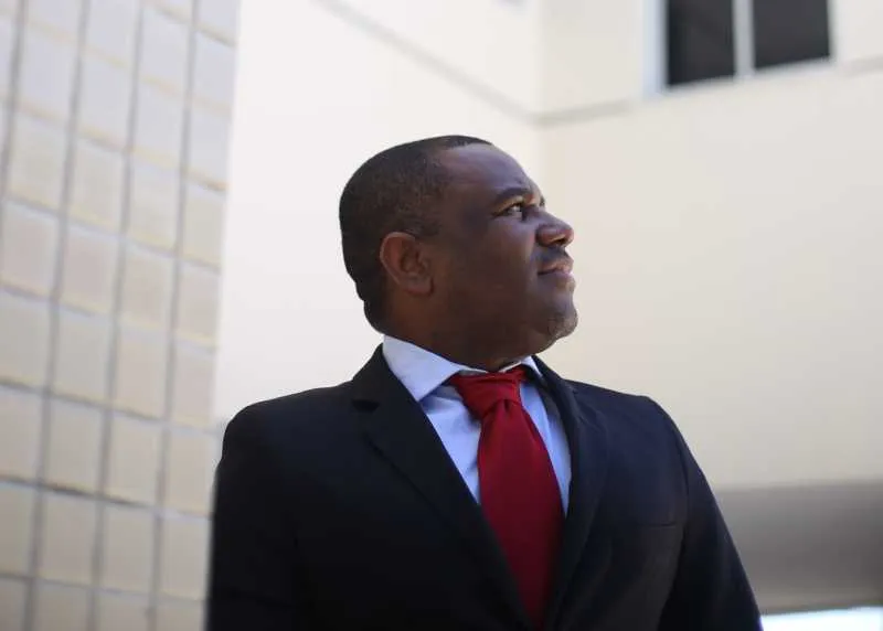 O corretor Ednilson há um ano tenta vender o imóvel | Foto: Raphael Müller | Ag. A TARDE