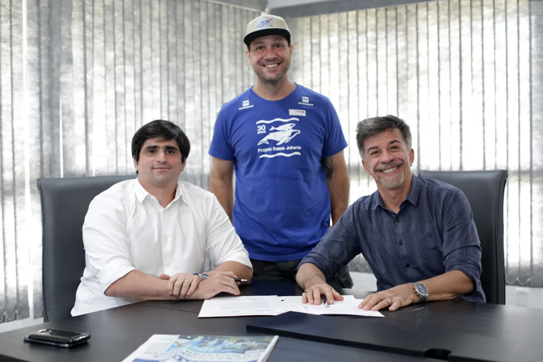 Parceria foi assinada pelo presidente de A TARDE, João de Mello Leitão, e pelo presidente da Fundação Gregório de Mattos, Fernando Guerreiro | Foto: Raul Spinassé | Ag. A TARDE