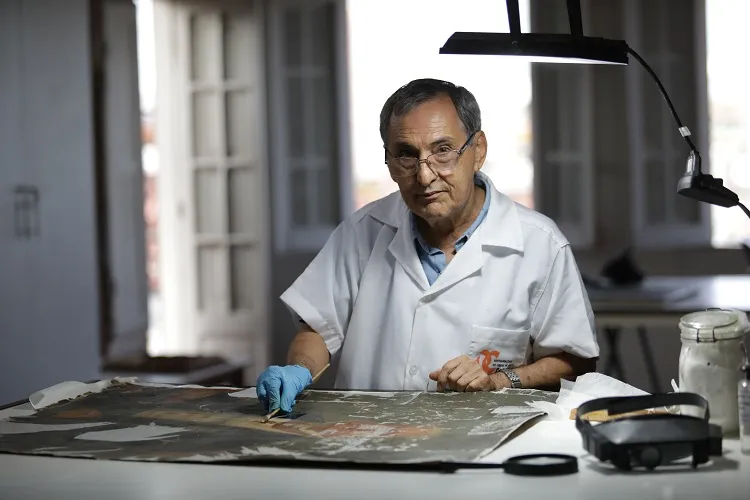 José Dirson restaura uma das obras do acervo do Instituto Geográfico da Bahia