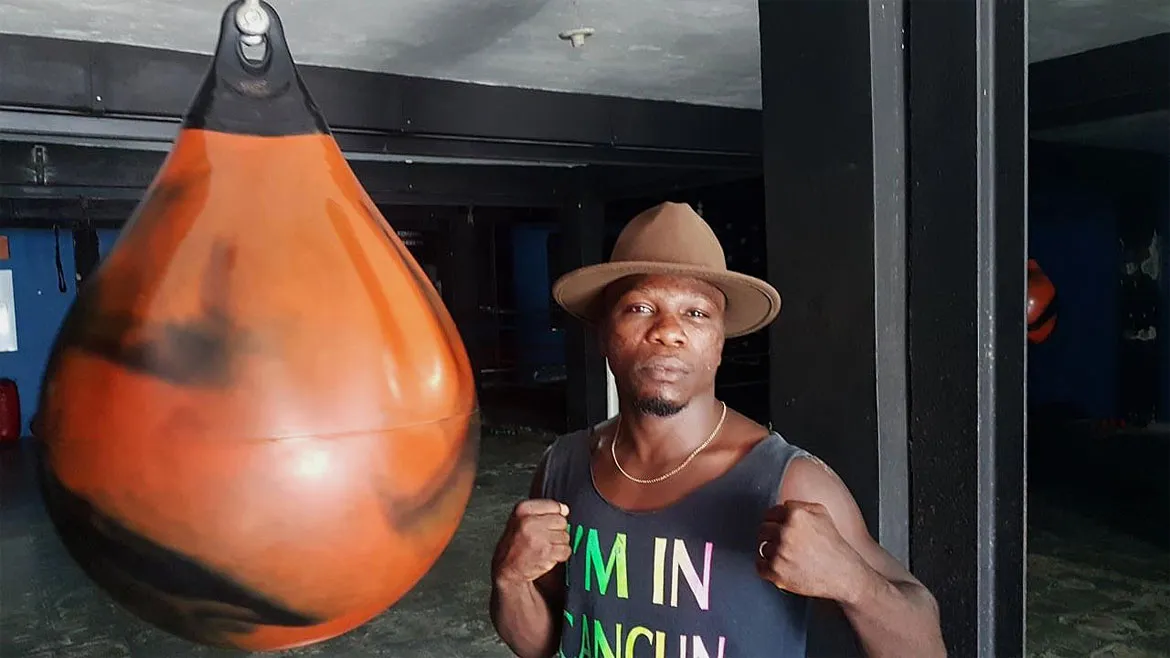 Mohamed Camara, que fugiu clandestino de navio para o Brasil, trocou o sonho de jogador de futebol pelo de lutador profissional de MMA | Foto: Alex Torres | Ag. A TARDE