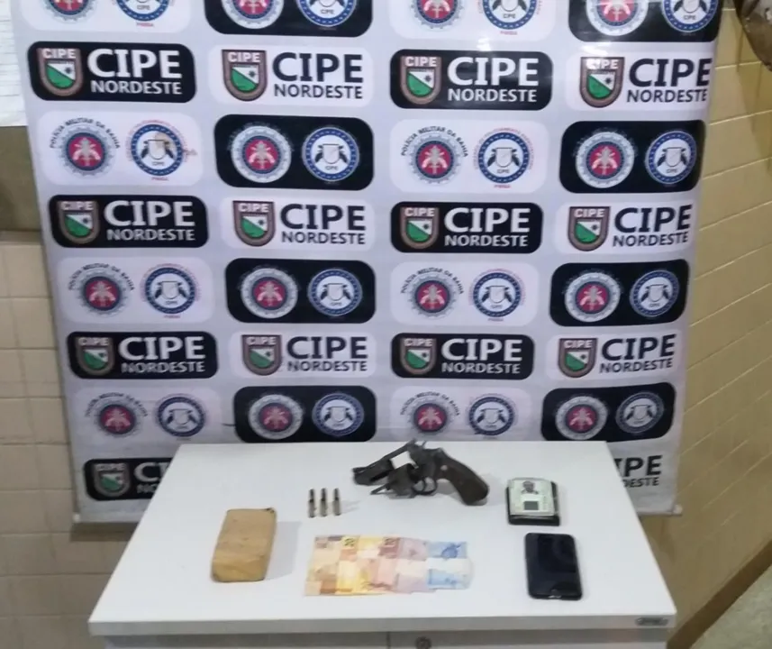 Armas, drogas e dinheiro foram encontrados com o suspeito | Foto: Reprodução | SSP-BA