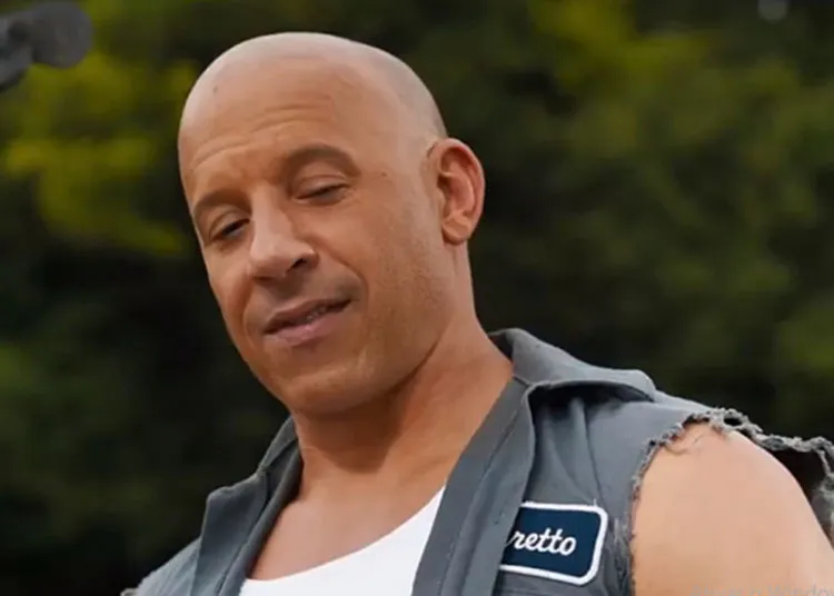 Na cena, Dominic Toretto (Vin Diesel) ensina lições de mecânica ao seu filho | Foto: Divulgação