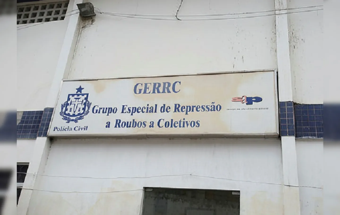 Suspeito foragido foi apresentado na GERRC | Foto: Tiago Caldas | Ag. A TARDE
