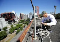 Artista prepara edifício de A TARDE para receber painel