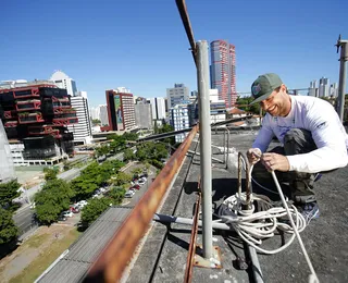 Artista prepara edifício de A TARDE para receber painel